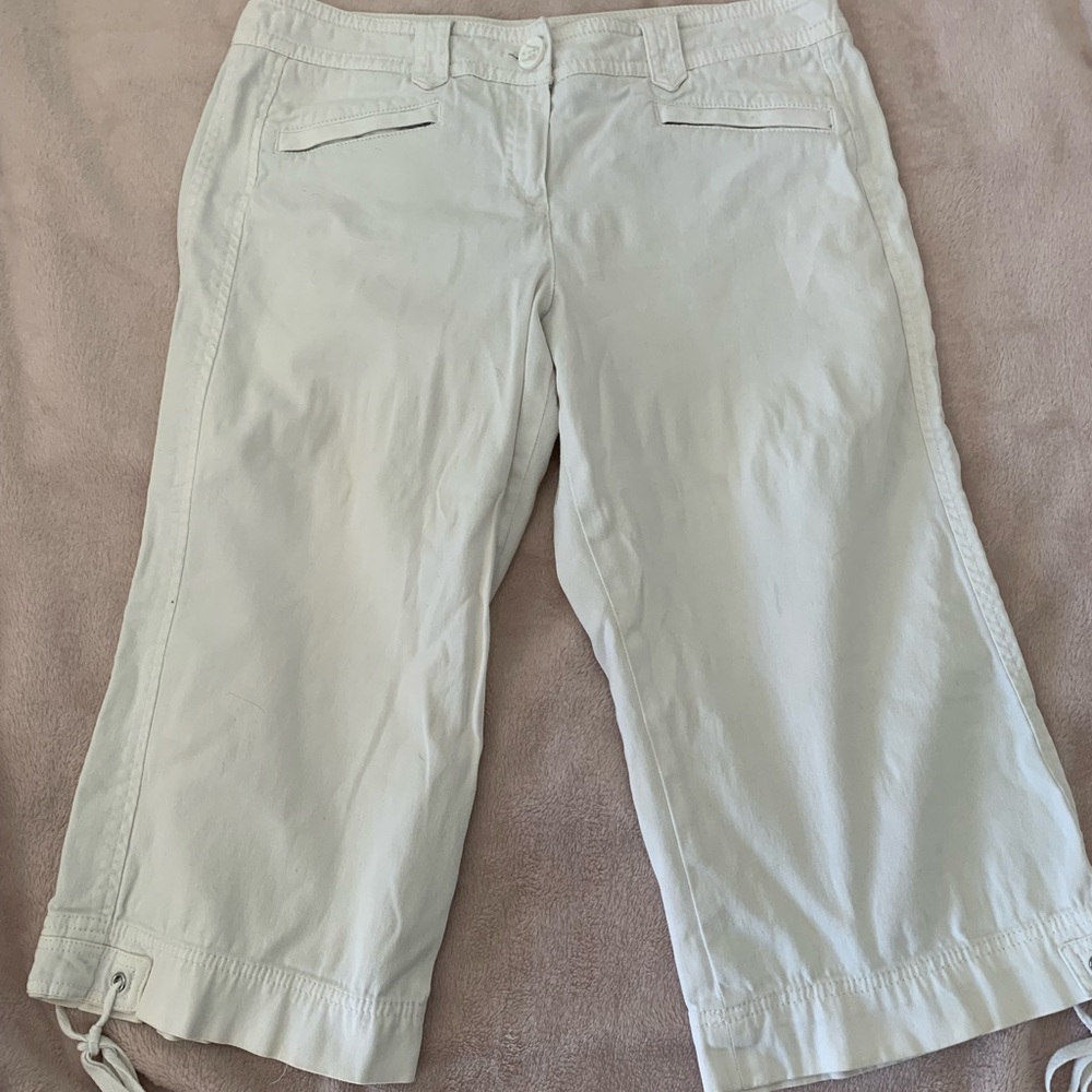 Larry Levine Womens white Capri. Size 8 (505)